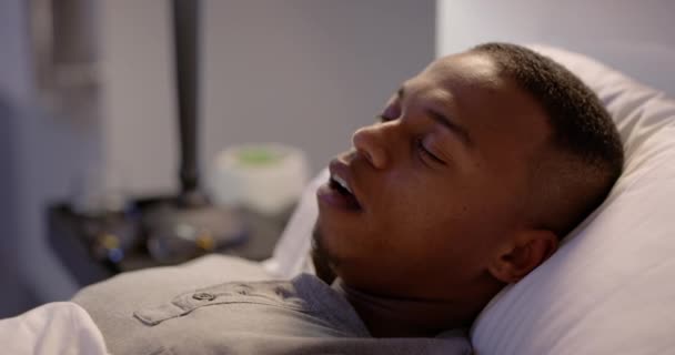 Sleeping Snoring Husband Lying Next Awake Annoyed Wife Trying Sleep — Vídeo de stock