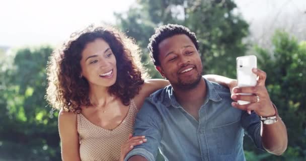 Selfie Phone Young Couple Smiling Love Happy Summer Affectionate Loving — Videoclip de stoc