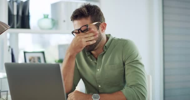 Розчарований Напружений Втомлений Професійний Бізнесмен Який Працює Дистанційно Ноутбуці Своєму — стокове відео