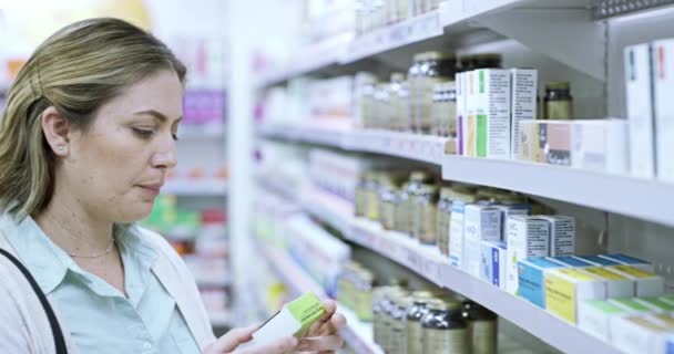 Young Woman Drug Store Browsing Shelves Looking Medicine Treatment Vitamins — Wideo stockowe