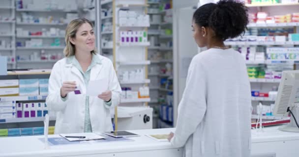 Professional Female Healthcare Pharmacist Helping Customer Buy Medicine Counter Pharmacy — Vídeos de Stock