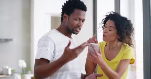 Angry Upset Unhappy Couple Arguing Fighting Reading Online Text Messages — Vídeo de stock