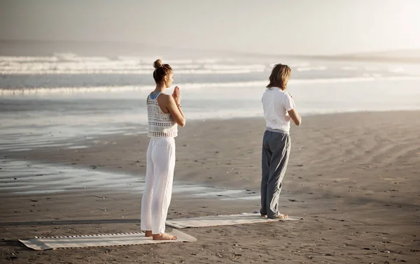 Perfect Setting Perfect Calm Young Couple Practising Yoga Together Beach — Stockfoto