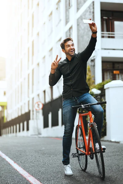 Selfies City Full Length Shot Handsome Young Man Taking Selfies — Stock Photo, Image