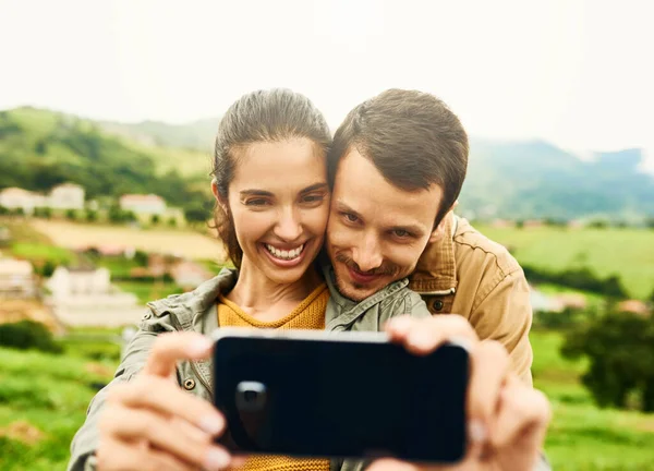 Lets Take Selfie Babe Loving Couple Taking Selfie Outdoors — Foto Stock