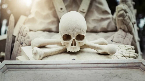 Hes Friendly Skeleton Dont Worry Closeup Skull Statue Grave Graveyard — Stockfoto