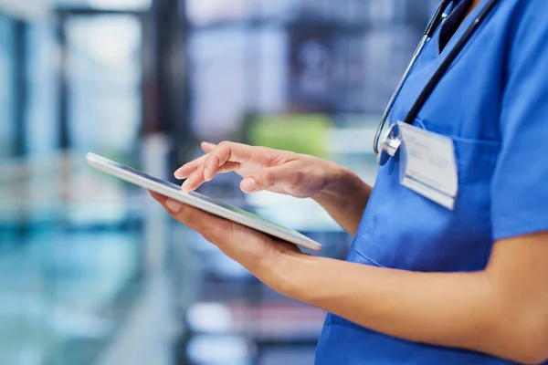 Way Modern Medicine Unrecognizable Female Nurse Using Tablet While Standing — Photo