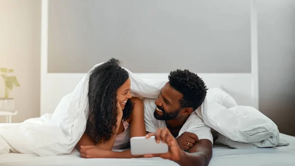 Capturing Every Moment Together Young Attractive Couple Taking Selfie Bed — Fotografia de Stock