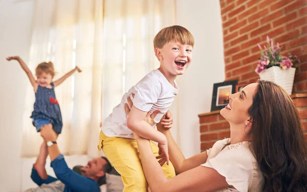 Happy Home Laughter Portrait Happy Young Family Enjoying Playtime Together — Foto de Stock