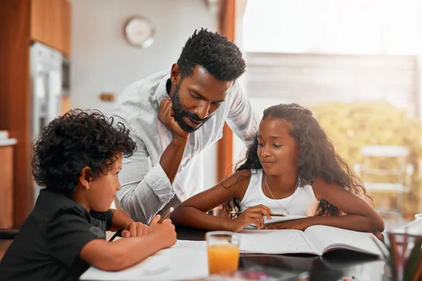 Its Homework Hour Dad Helping His Children Homework — Fotografia de Stock