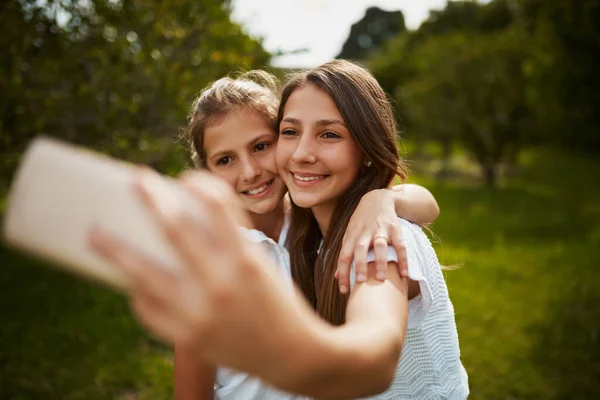 Come Take Selfie Two Young Sisters Taking Selfies Park — Foto Stock