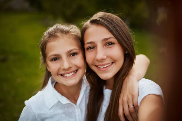 Were Close Can Cropped Portrait Two Young Sisters Taking Selfies — Stock fotografie