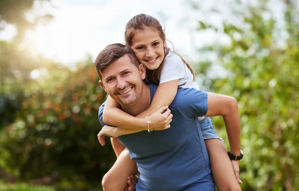 Lets Adventure Portrait Cheerful Young Man Giving His Daughter Piggyback — Foto Stock