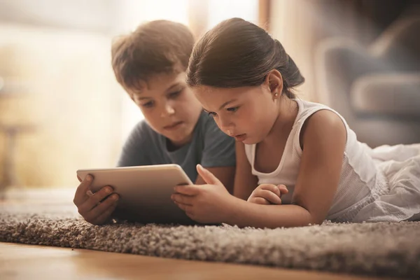 Chance Boredom Touchscreen Technology Adorable Brother Sister Using Digital Tablet — Foto Stock