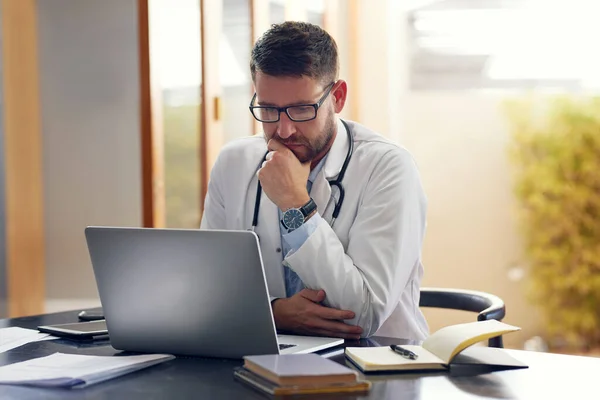 Medical Records Key Good Health Handsome Male Doctor Working His — Foto Stock
