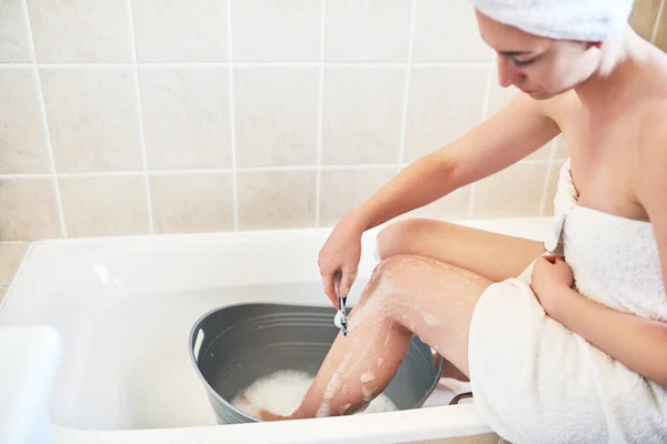 You Can Definitely Still Groom Yourself Water Young Woman Shaving — ストック写真