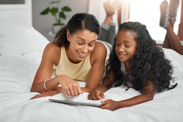 Doing Some Mother Daughter Browsing Mom Daughter Lying Bed Digital — Fotografia de Stock