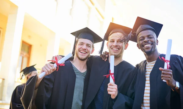 Went Extra Mile Group Friends Standing Together Graduation Day — Stockfoto