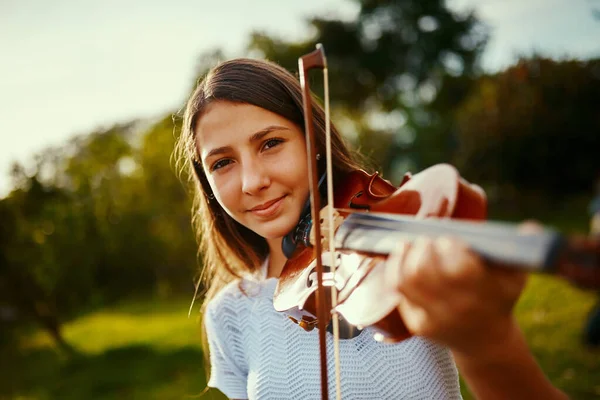 Нашла Свою Страсть Юном Возрасте Молодая Девушка Играет Скрипке Открытым — стоковое фото