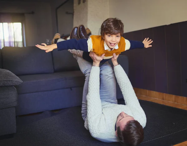 Close Can Man Lifting His Son Mid Air — Fotografia de Stock