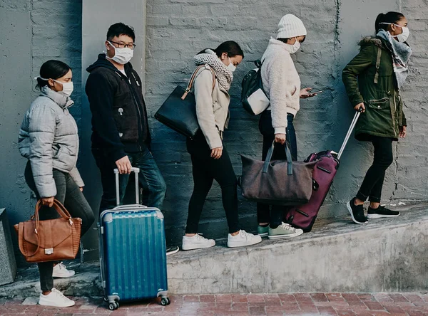 Traveling People Wearing Covid Face Mask Suitcases Waiting Line Queue — Foto Stock