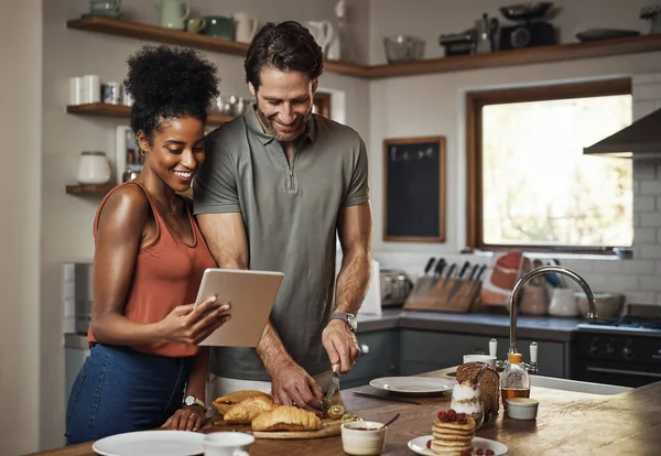 Young Couple Cooking Healthy Food Together Recipes Online Tablet Step — Fotografia de Stock