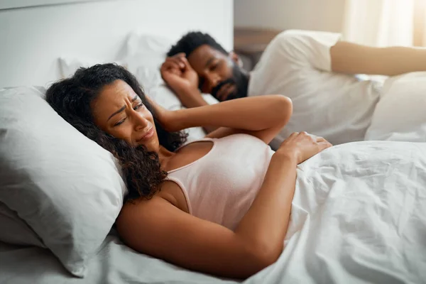 Struggling Sleep Snoring Going Beautiful Wife Annoyed Her Handsome Husbands — Stock Photo, Image