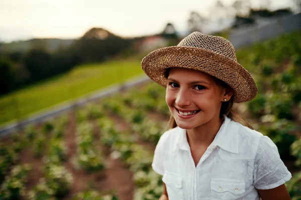 Люблю Працювати Фермі Обрізаний Портрет Маленької Дівчинки Стоїть Сімейній Фермі — стокове фото