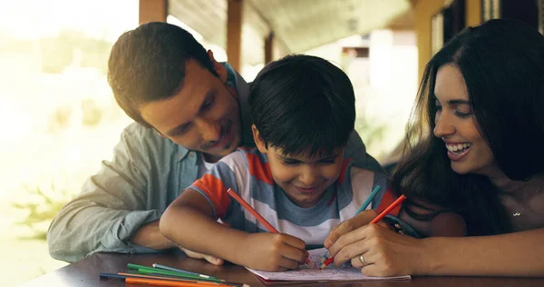 Kids Have Way Reminding You Childhood Young Family Colouring Together — Foto Stock