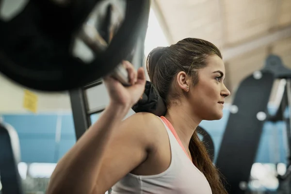 Last Thing You Want Underestimate Young Woman Working Out Weights — Foto de Stock