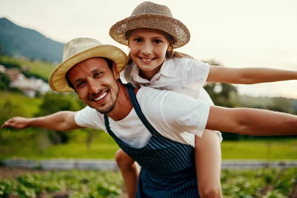 Flying High Farm Cropped Portrait Handsome Man Piggybacking His Young — Foto Stock