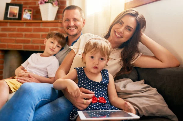 Family Puts Heart Home Portrait Happy Young Family Four Relaxing — Stock Photo, Image