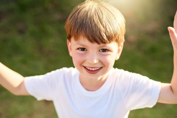 Sunshiny Smiles Sunshiny Day Portrait Adorable Little Boy Playing — 스톡 사진