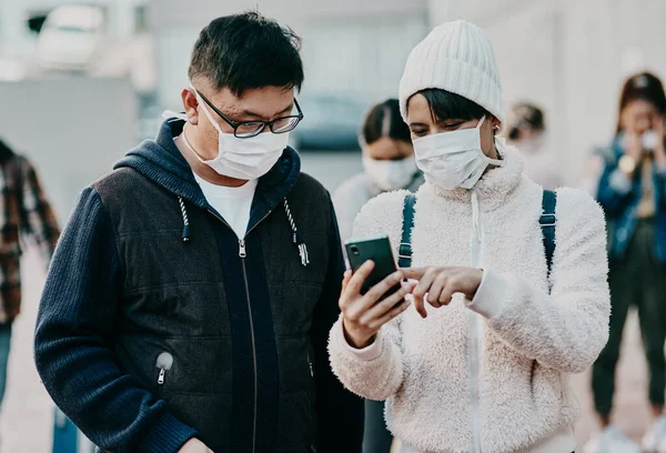 People Covid Face Mask Phone Searching Information Online Looking News — Foto Stock