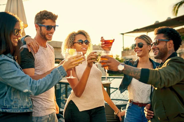 Friends Much Celebrate Group Young Diverse Friends Having Drink Spending — ストック写真