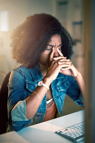 Cant Face Late Nights Any Longer Young Businesswoman Looking Stressed — Foto Stock