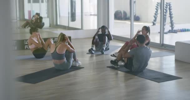 Γυμναστική Ενεργό Και Σπορ Ομάδα Καθίσει Μέχρι Την Άσκηση Την — Αρχείο Βίντεο