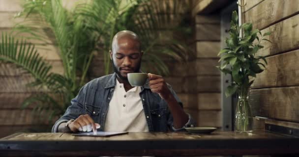 Красивый Молодой Человек Пьет Кофе Работает Над Цифровым Планшетом Кафе — стоковое видео