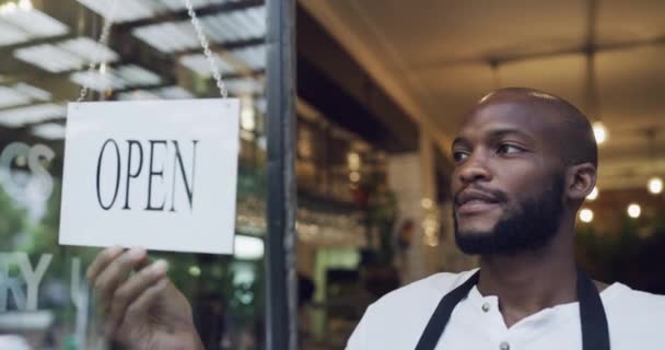Власник Кафе Перетворює Відкриті Двері Вхід Щоб Показати Привітати Зустріти — стокове відео