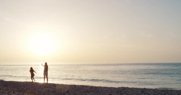 Fun Free Wild Friends Jumping Fooling Beach Vacation Sunset Young — 图库视频影像