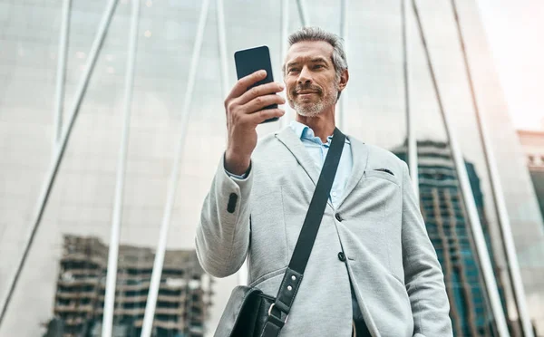Getting Touch Some Business Networks Mature Businessman Using Cellphone City — Stockfoto