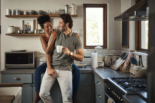 Happy Love Laughing While Interracial Couple Enjoys Morning Coffee Bonding — Fotografia de Stock