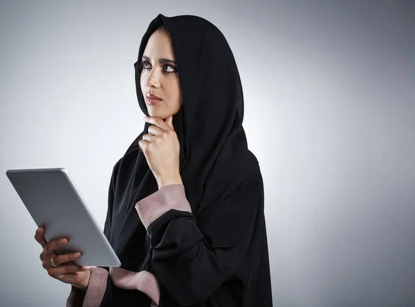 Thinking Attractive Young Businesswoman Using Her Tablet While Standing Grey — Foto de Stock
