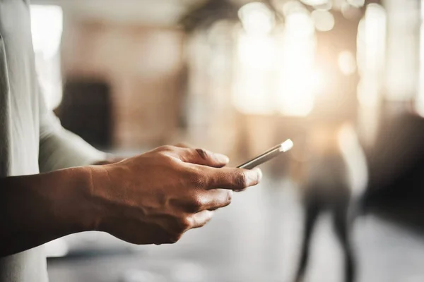 His Fitness Tracker Comes Mobile Form Unrecognizable Man Using Mobile — Stockfoto