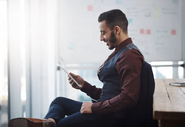 Keeping Pace Modern Business Young Businessman Working Digital Tablet Office —  Fotos de Stock