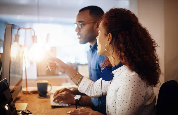 Staying Night Get Job Done Two Businesspeople Working Together Computer — Foto de Stock