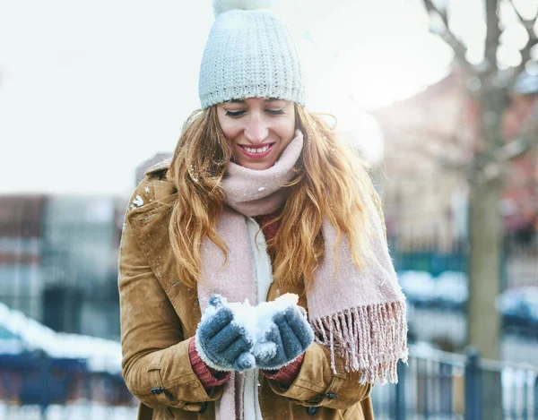 Let Your Love Snow Show Enjoying Attractive Young Woman Enjoying — Foto Stock