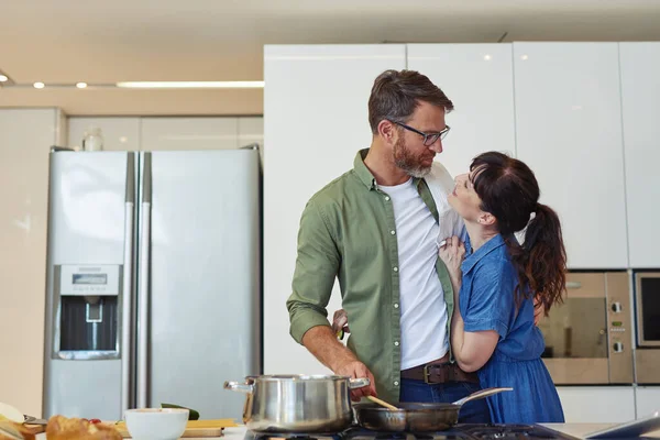 Cooking You Today Babe Mature Couple Cooking Together Home — Stock Photo, Image