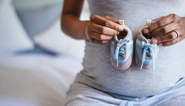 Tiny Blue Shoes Tiny Little Bub Pregnant Woman Holding Pair — Stock fotografie