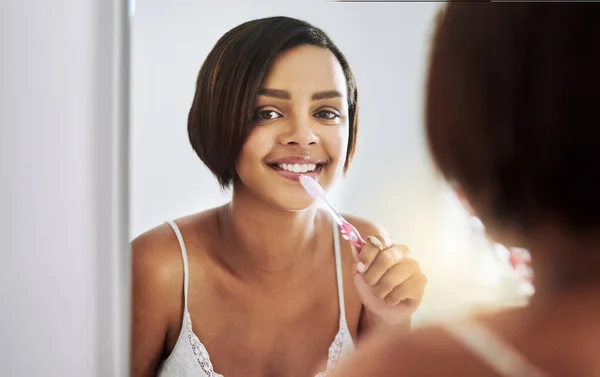 Got Keep Them Sparkly White Portrait Attractive Young Woman Brushing — Stok fotoğraf